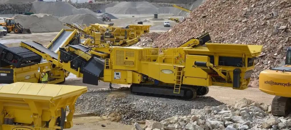 Crawler mobile crusher at the processing site