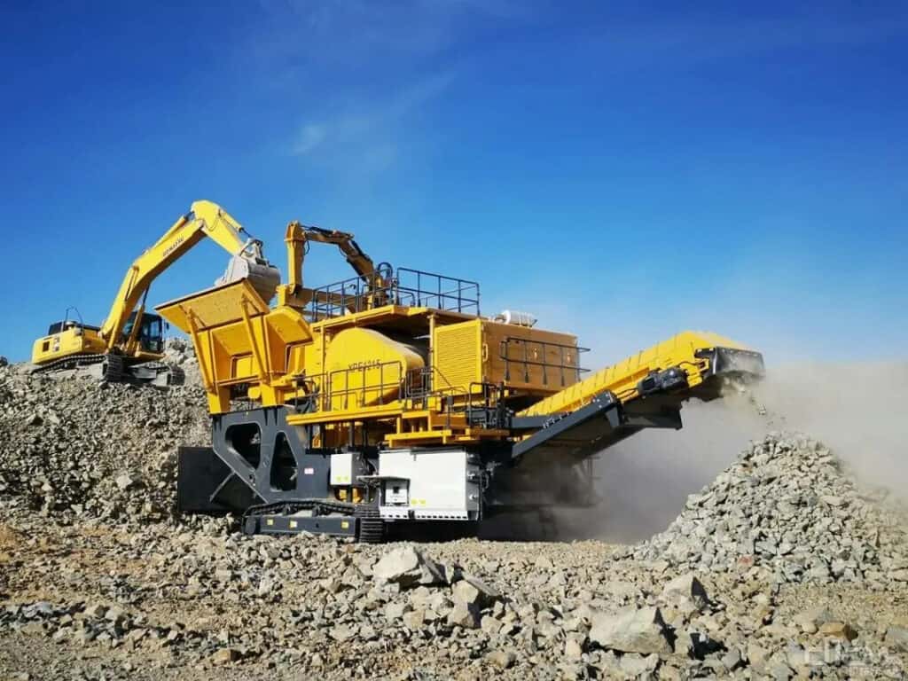 Crawler mobile crusher at the processing site