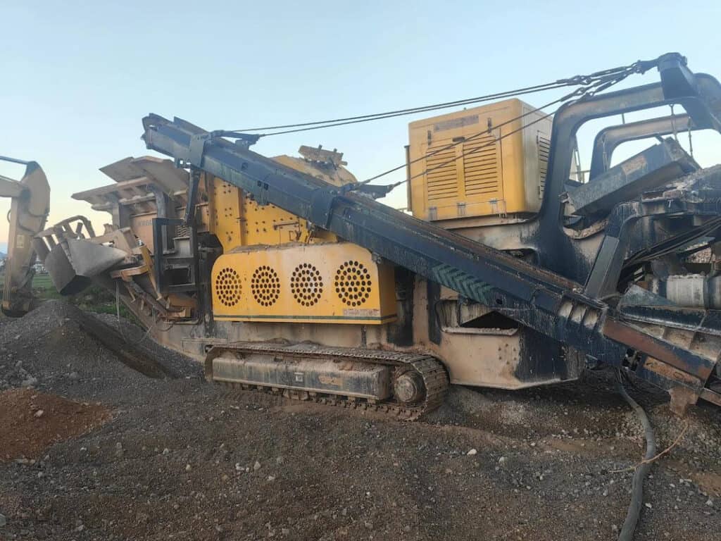 Crawler mobile crusher at the processing site