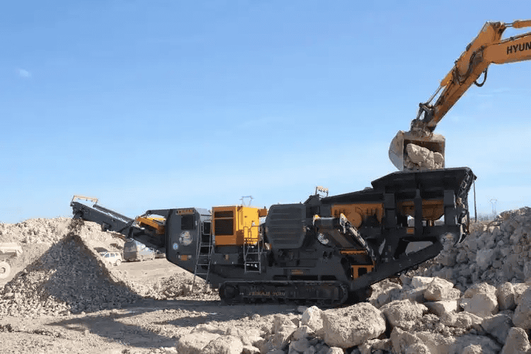 Crawler mobile crusher is crushing construction slag