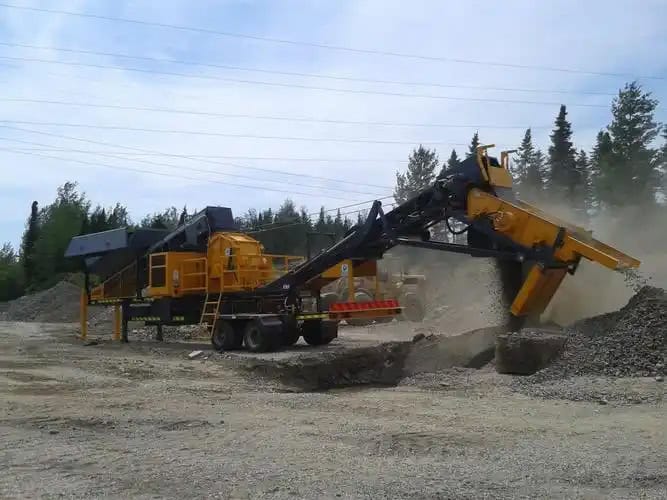 Tire mobile crusher in the process of crushing concrete blocks