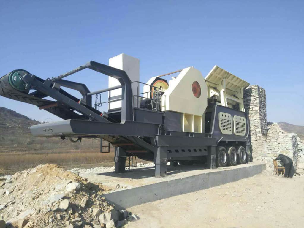 Tire-mounted mobile impact crusher