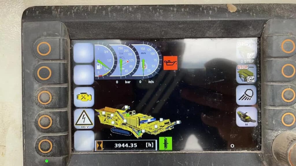 XCRUSHER compact crawler mobile impact crusher control panel
