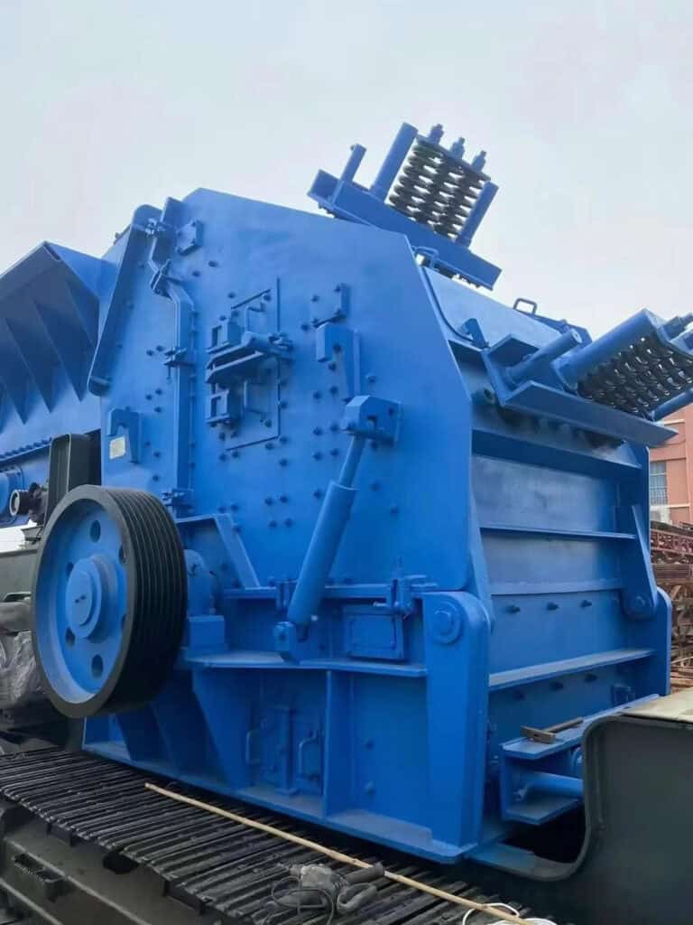 XCRUSHER small and compact crawler mobile impact crusher host